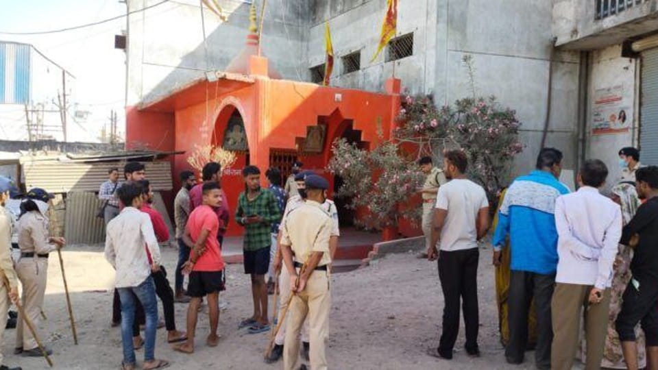 Two murders in Indore: On one side a young man was killed with a sharp weapon and on the other side he was crushed to death by stones.