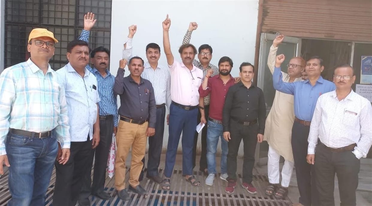 Hathras: Bank, electricity, LIC and postal workers demonstrated against the policies of the Center