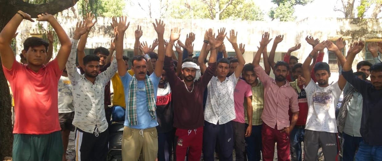 Slogans against police by placing dead body on the road in Indora