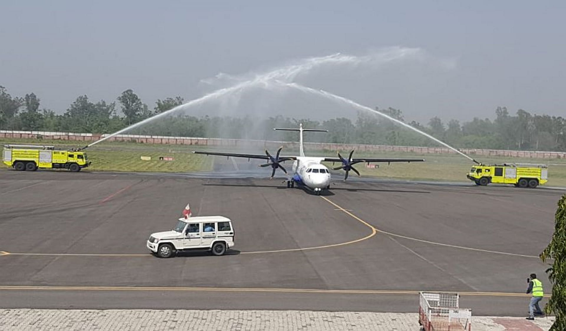 Indigo Airlines made rain to welcome passengers coming from Delhi, delhi-pantnagar-dehradun flight