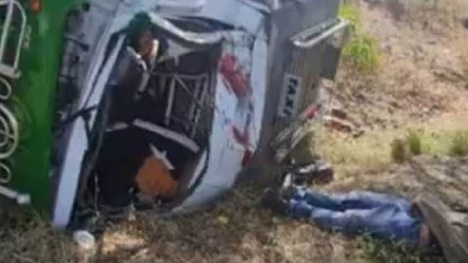 Madhya Pradesh: Magic vehicle carrying school children overturns in Ujjain, driver killed, 18 children injured