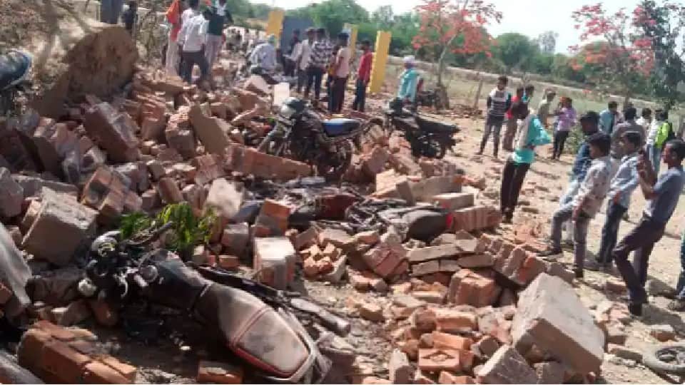 Big accident in Chhatarpur: Boundary wall of private college collapses, two students killed, 4 injured