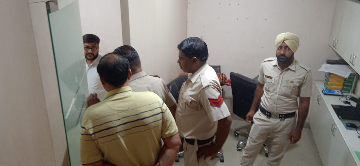 Accused of cheating of Rs 18.75 lakh in the name of sending it to Canada, the victim created a ruckus after reaching the office