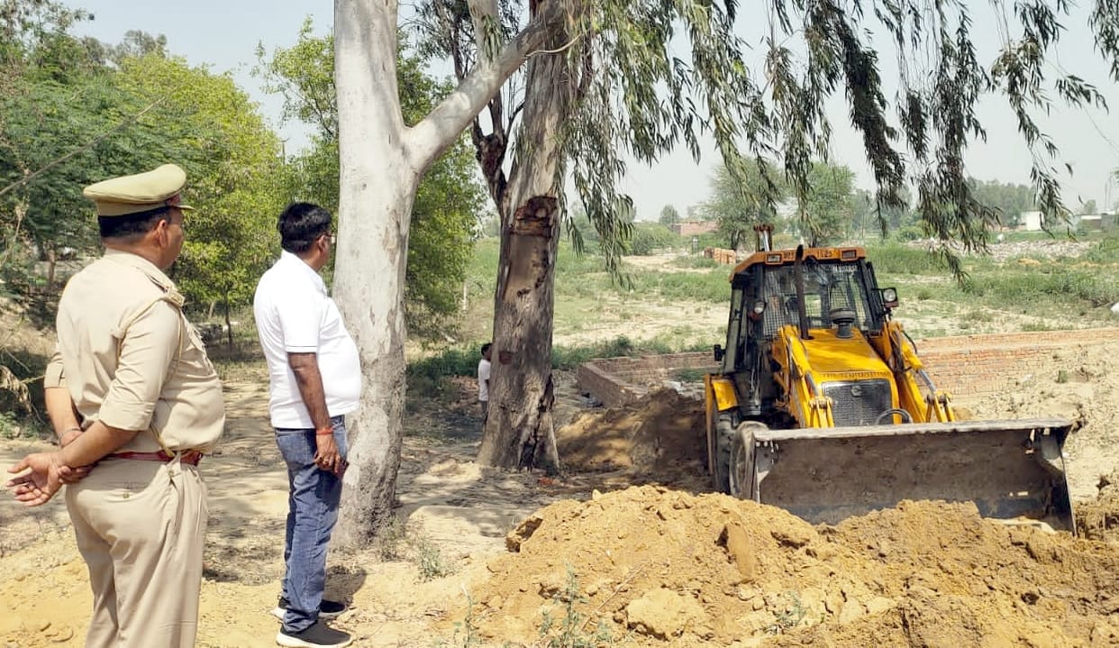 Administration removed illegal occupation of two and a half bighas of government land in Sirsi
