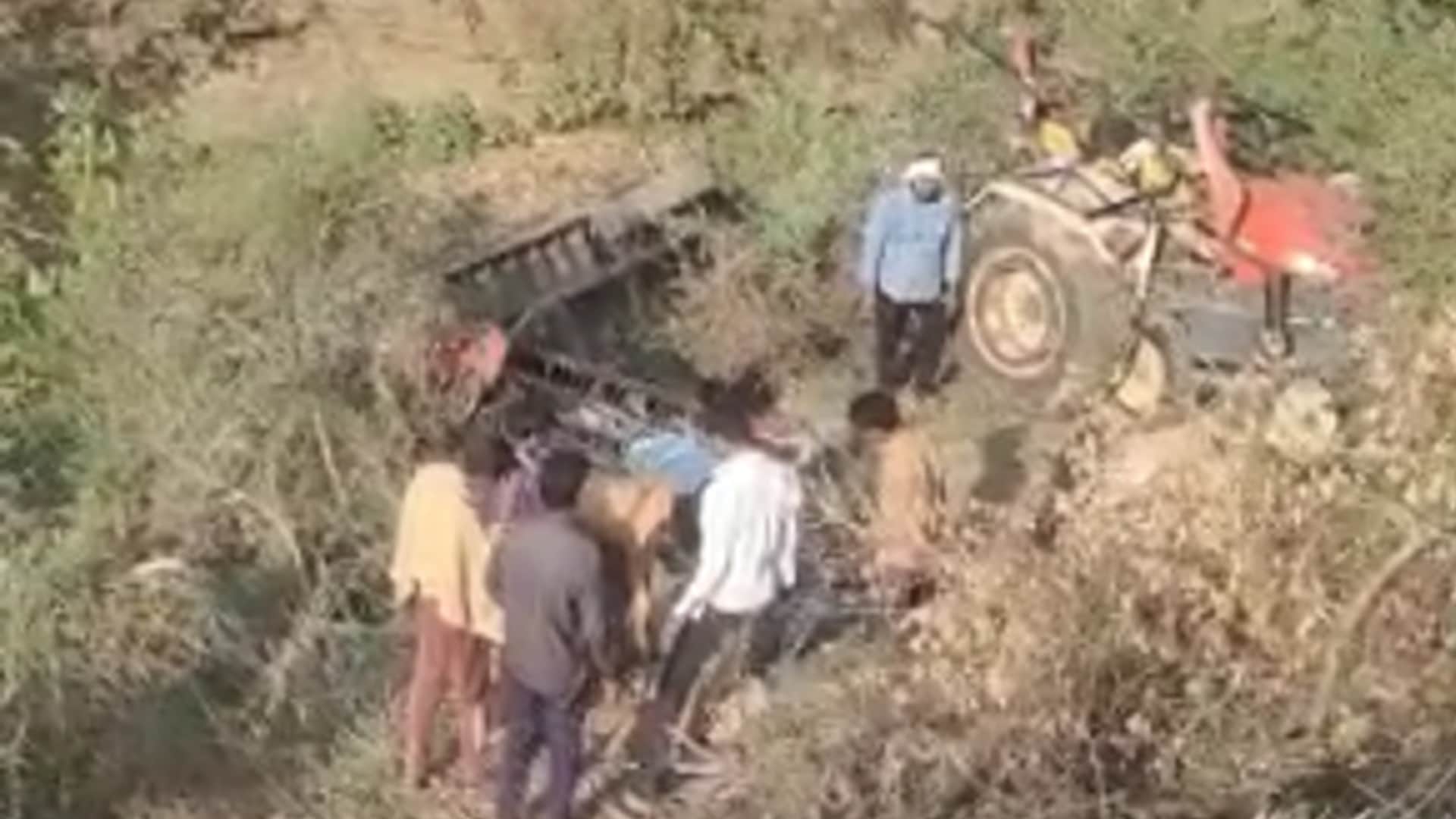 खाई में गिरा ट्रेक्टर।