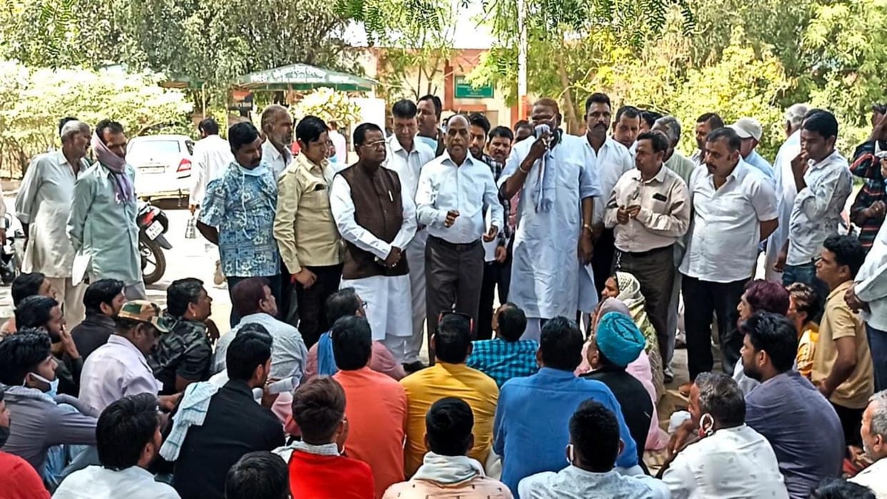 the family members sat on a dharna outside PBM mortuary demanding compensation for death of laborers in Bikaner