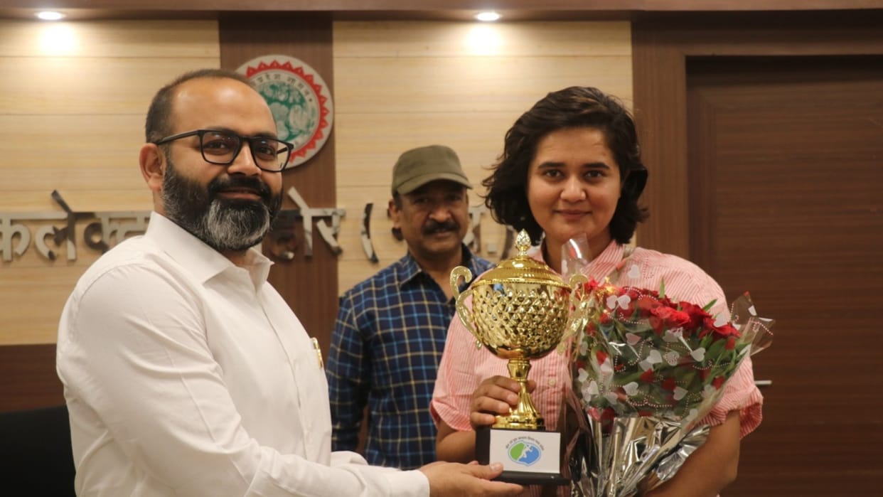 Madhya Pradesh: Sehore collector honored Megha Parmar for making a record in scuba diving