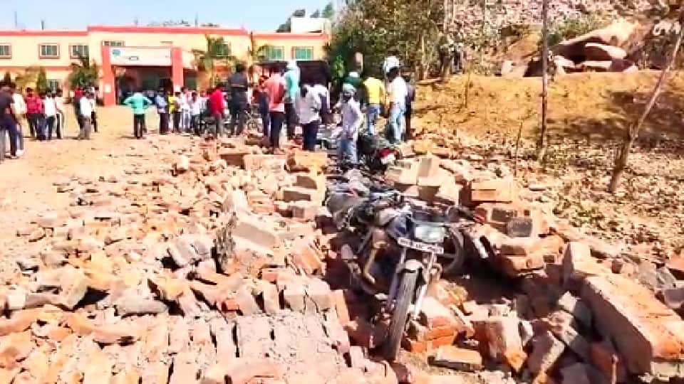 Big accident in Chhatarpur: Boundary wall of private college collapses, two students killed, 4 injured