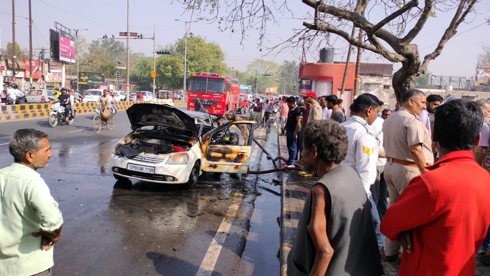 Moving Car Caught Fire MG Road Agra Hindi News