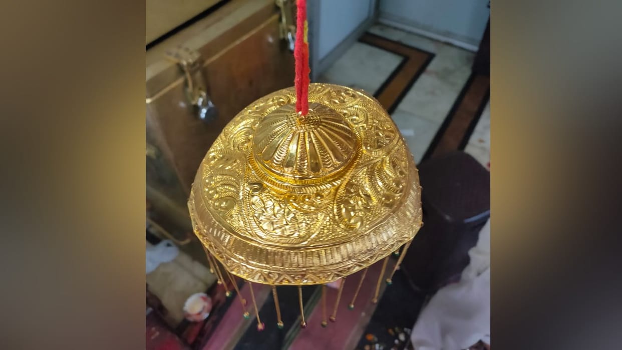 Devotee donated a 100 gram gold chhatra in mata chintpurni temple Una Himachal Pradesh