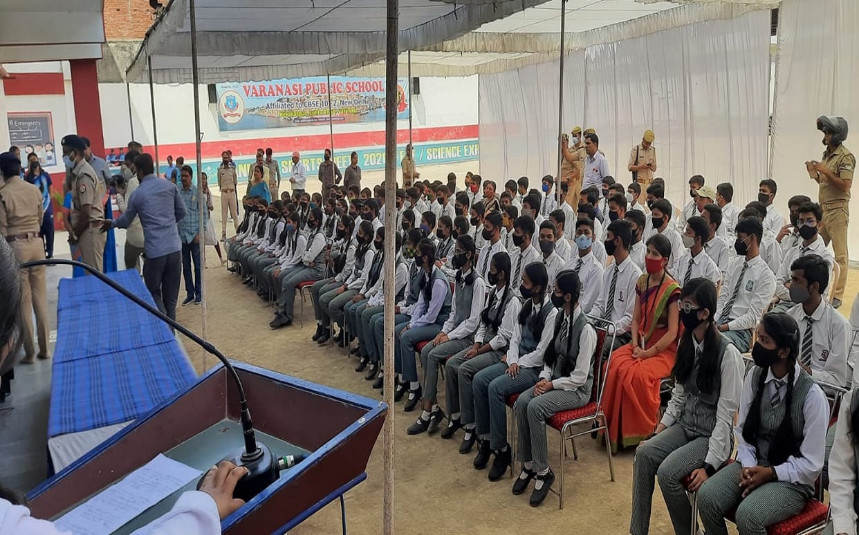 police ki paathshaala organised by amar ujala in varanasi students were advised do not hide if someone bothers you