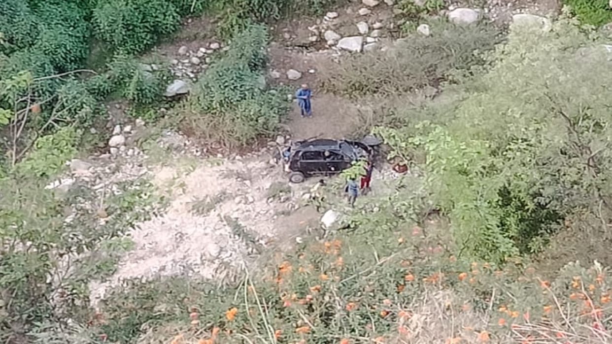 BIG Road Accident in Himachal Pradesh Chamba Car fell into ditch