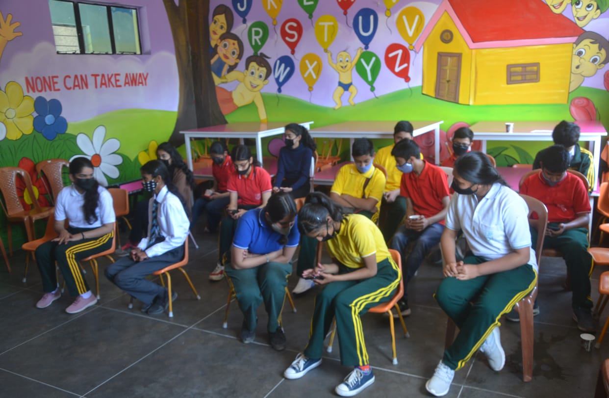 Overcoming corona fear teenagers thronged to got vaccinated in Solan