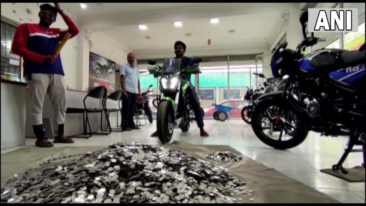 A youth in Salem paid Rs 2.6 lakh to buy a bike with rs 1 coins it took 10 hours to count