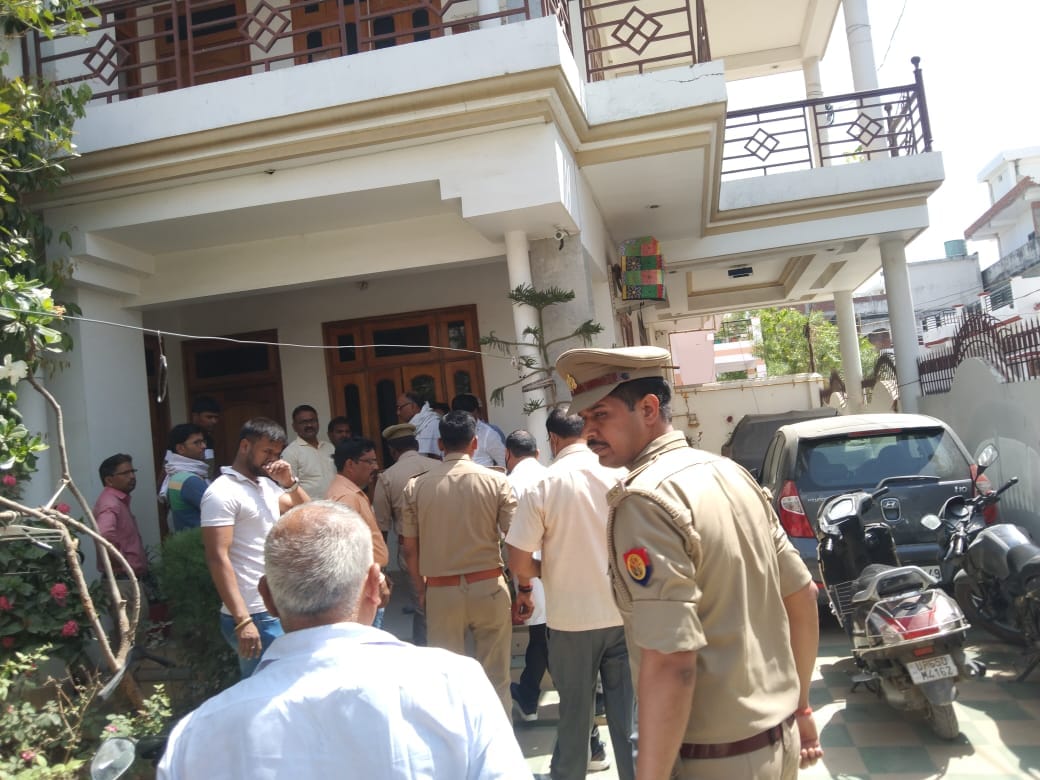 Young man commits suicide by  hanging in Varanasi he is Only brother of two sisters