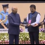 इंदौर कलेक्टर और सांसद को सम्मानित करते राष्ट्रपति