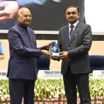 राष्ट्रपति रामनाथ कोविंद, श्राइन बोर्ड के सीईओ रमेश कुमार सम्मान देते हुए।