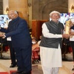 आखून असगर अली बशारत और सेरिंग नामग्याल को सम्मानित करते राष्ट्रपति।