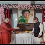 दीनानाथ मंगेशकर सभागृह में लगी लता मंगेशकर की फोटो