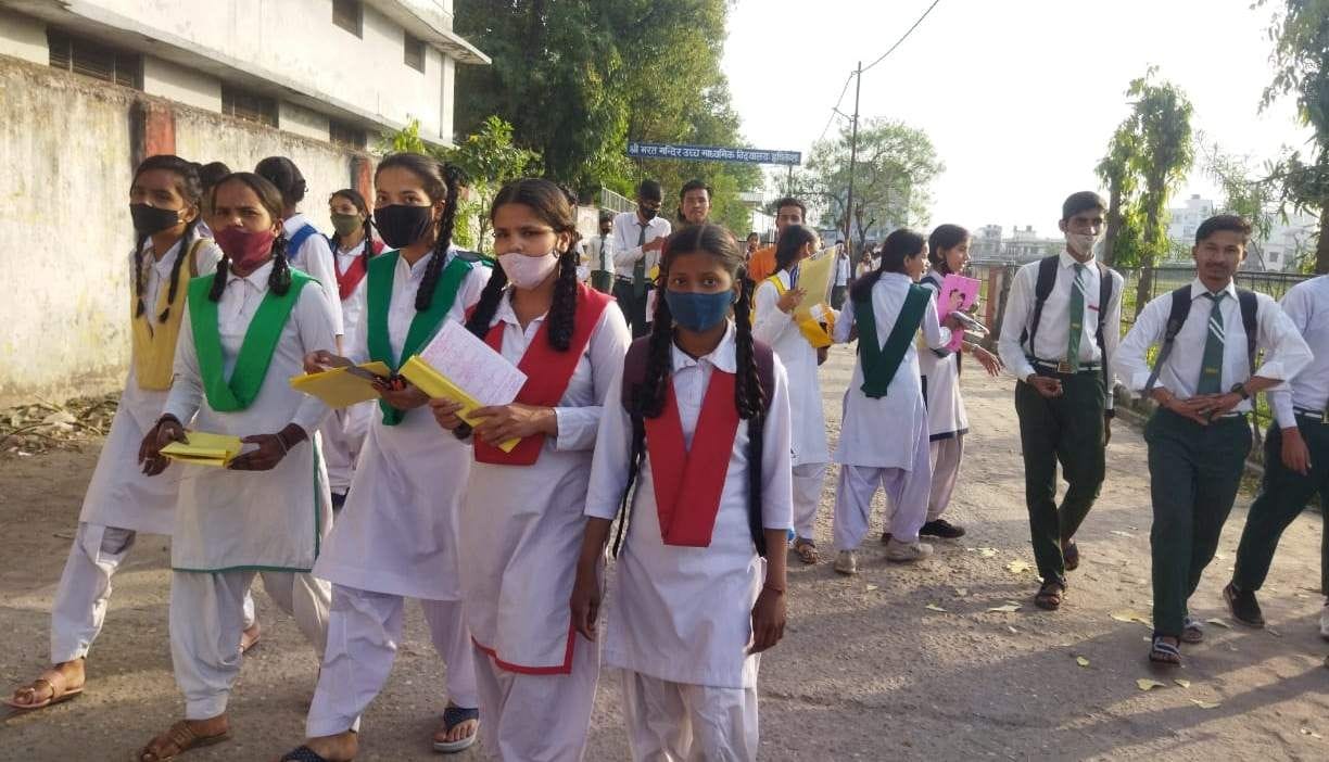 Students' faces blossomed due to the arrival of simple Hindi paper in the board examination