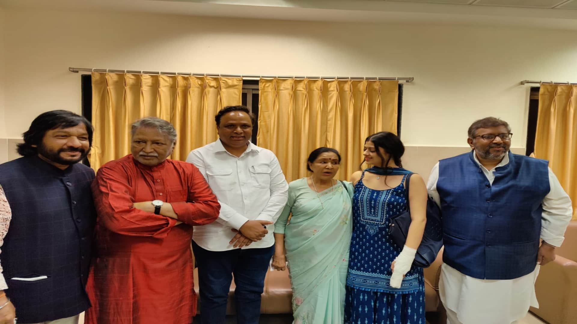 Lata Mangeshkar: Asha Bhosle gets emotional after remembering her elder sister said Now we have become orphans