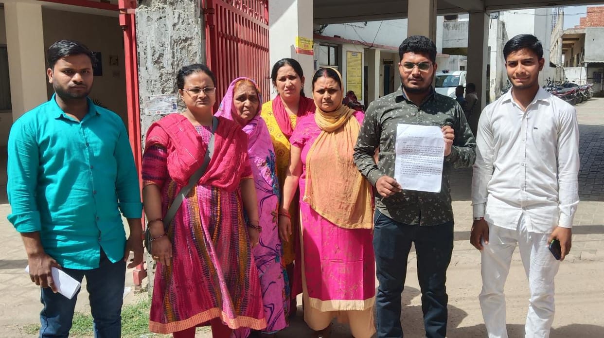 Demonstration of the families of traders at Kotwali