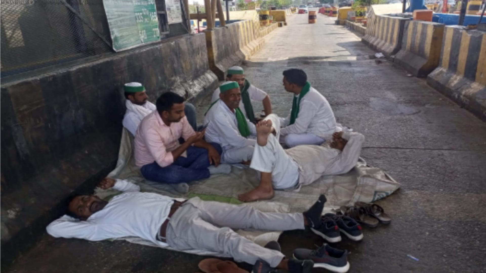 Meerut News: BKU leaders have protest on Sivaya toll plaza after arrested many of officers of bhakiyu by Muzaffarnagar police