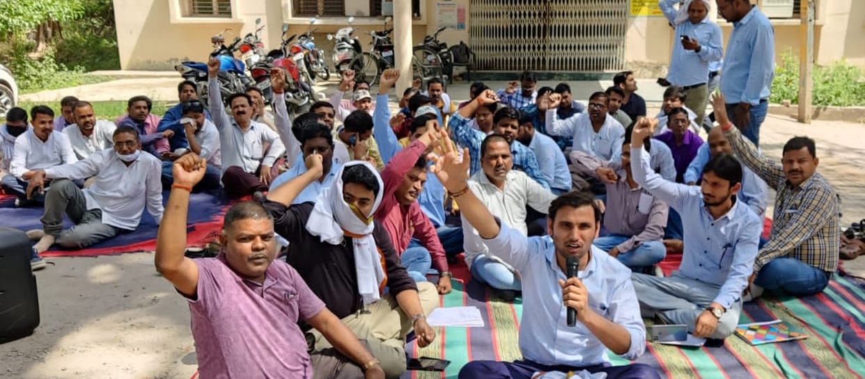 Electricity workers demonstrated by boycotting work