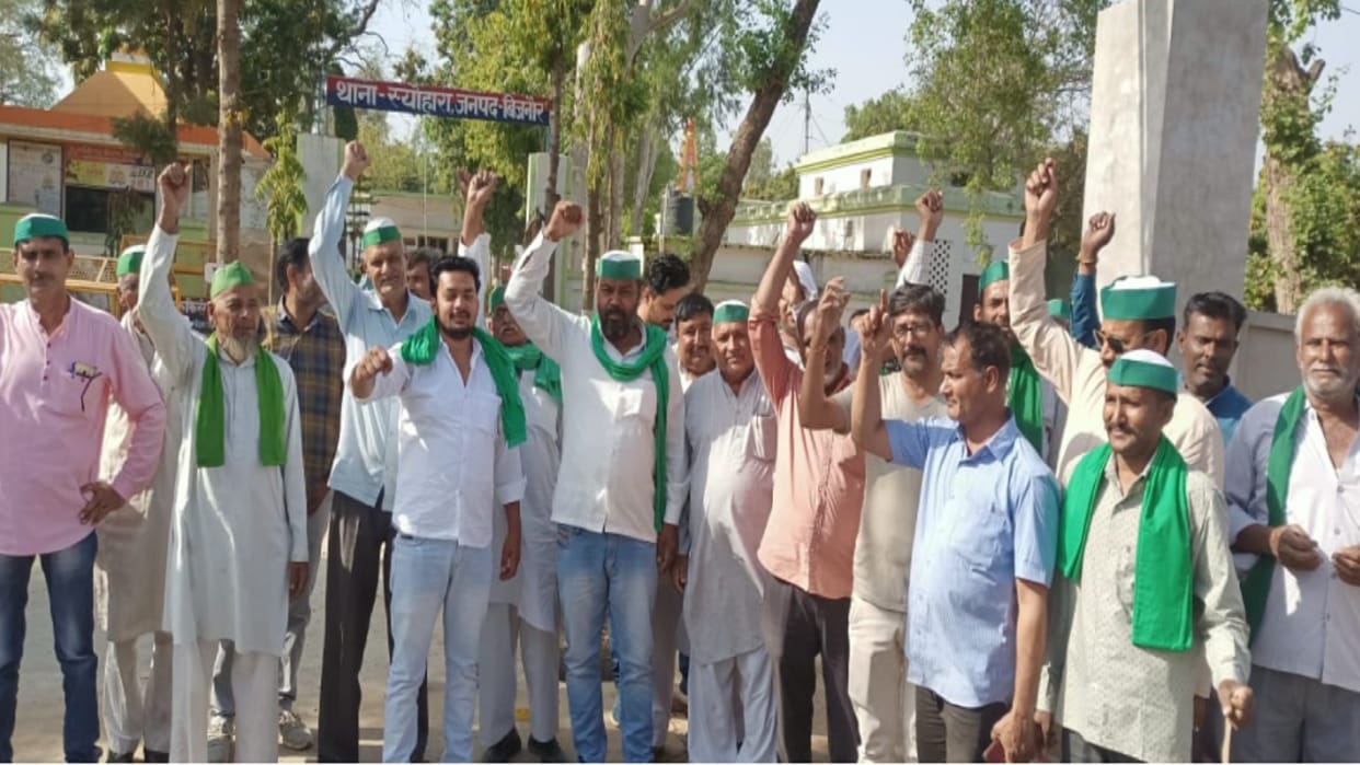 Bijnor News: BKU workers have protest in police station in case of threat of Rakesh Tikait