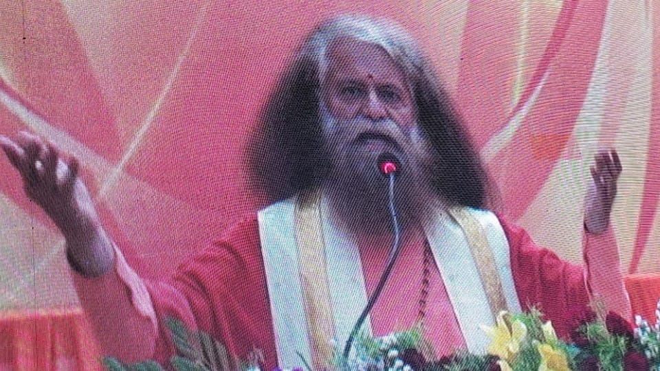 Chidanand Saraswati gave the message of life to the students at the Dbrau convocation in Agra