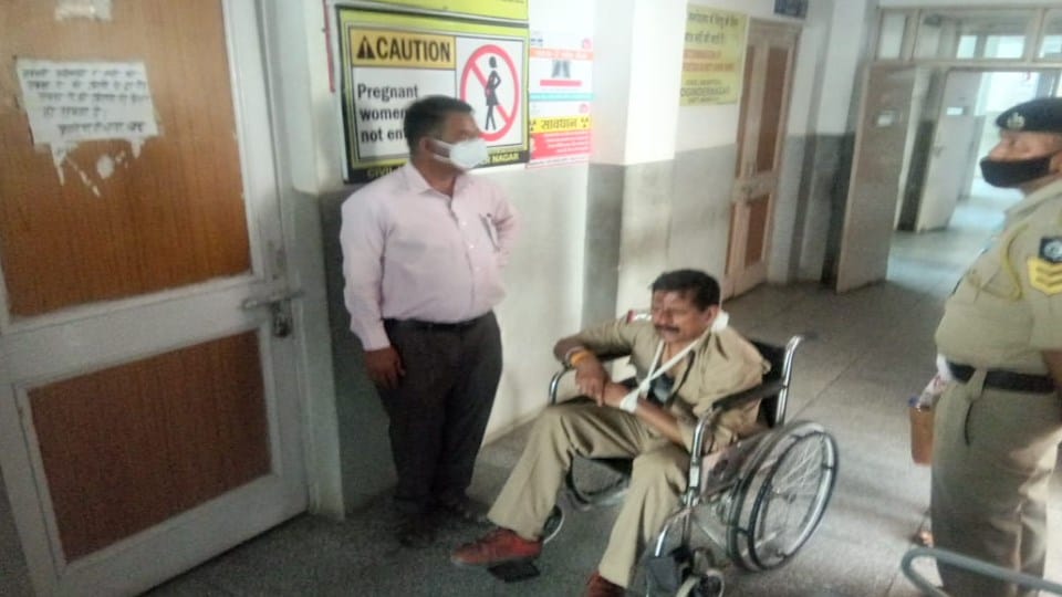 attack on the police in joginder nagar himachal during resolve the land dispute, clash between two groups, many injured