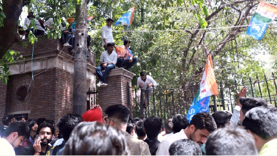 Students demonstrated for conducting online as well as offline examinations in DU