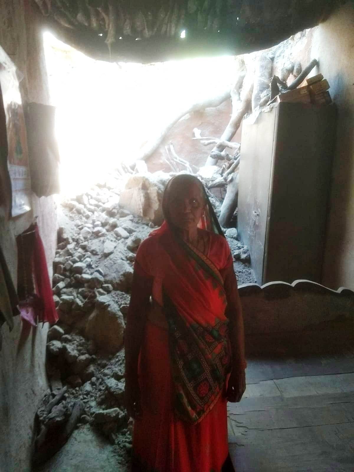 auraiya news,The roof of the kutcha house fell, the household buried in the rubble