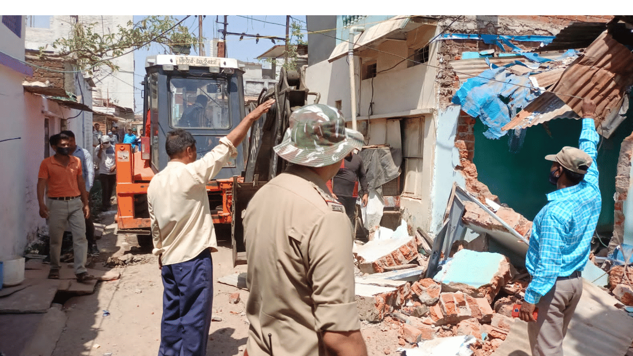 Illegal construction of miscreants demolished in Bhopal: Shivraj maternal uncle's bulldozer ran at the house of the one who shot at the child