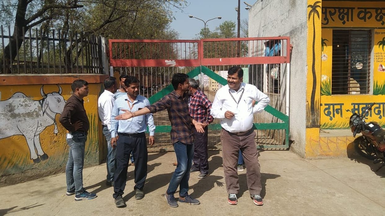 Hathras: When stopped from going to the cowshed, sloganeering sat on the dharna