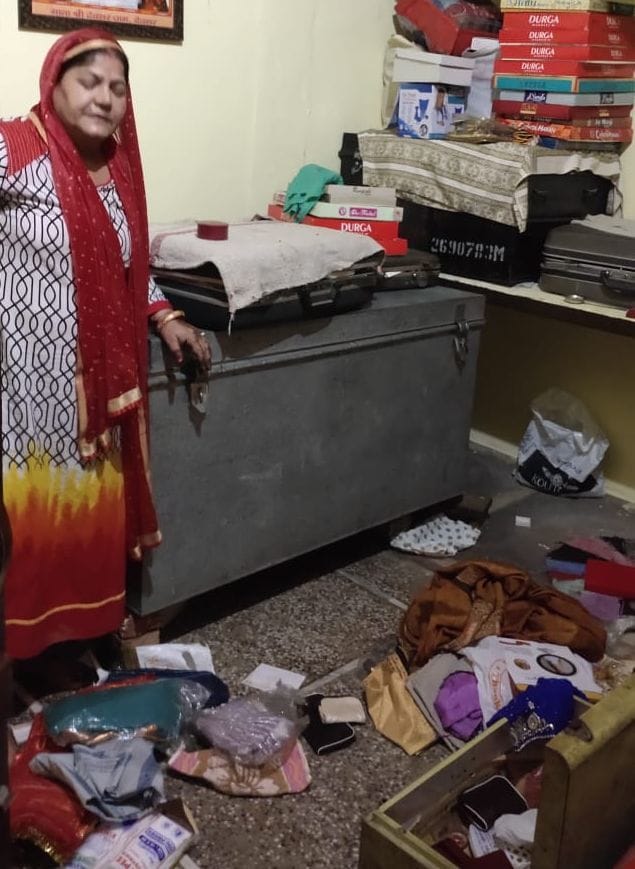 The landlady went to Mumbai, cash and jewelery was stolen from the house