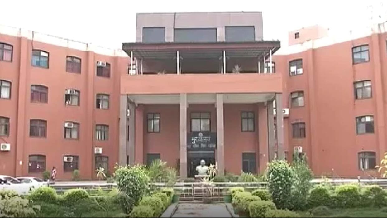 Gwalior: Nagar nigam sent attachment notice to Medical College and Jayarogya Hospital, dues of Rs 4 crore were burnt on institutions