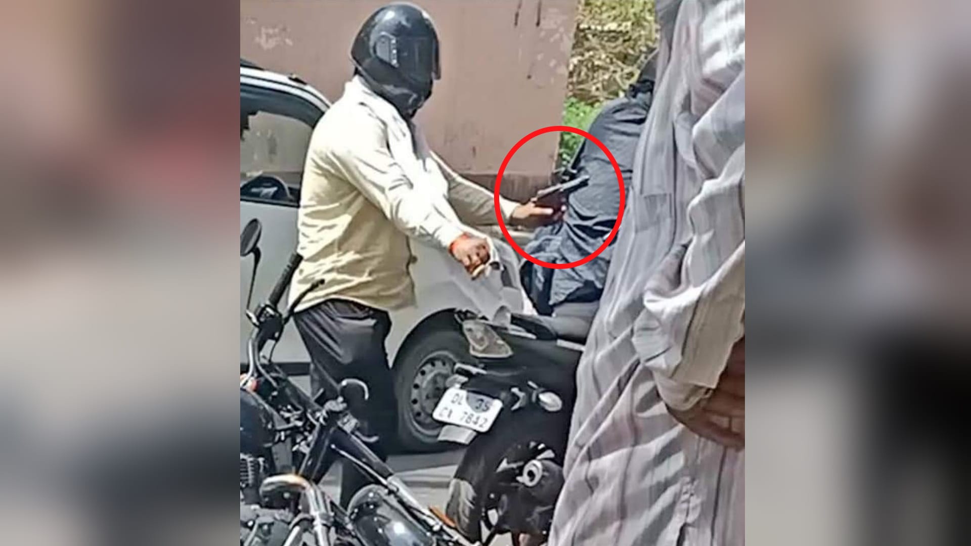 Ghaziabad petrol pump 25 lakh loot within 2 minutes 500 metres far from police station read full crime story