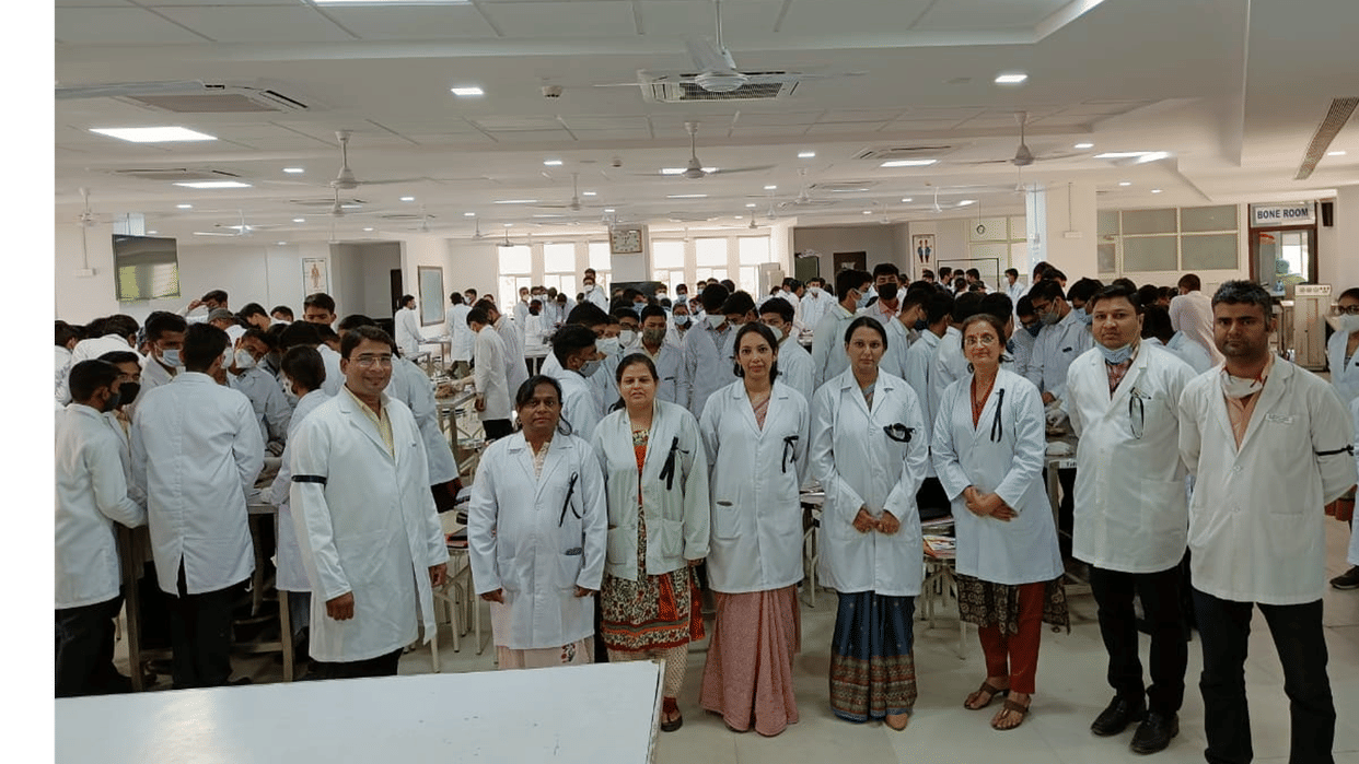 Doctors' movement in Bhopal's Hamidia: Seeing patients in hospital wearing a black bandage, demonstration yesterday