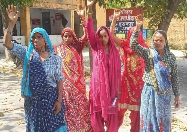 Women demonstrated at CO office in protest against raw liquor