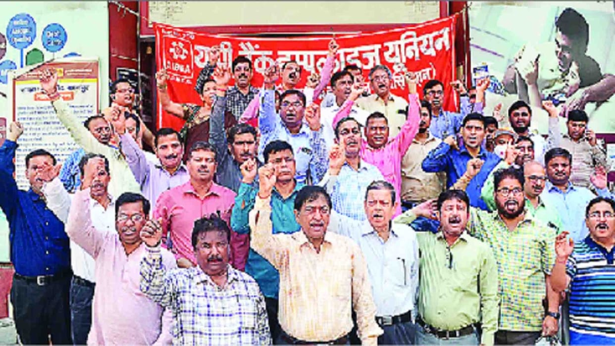 trike of trade unions had a partial effect in Kanpur