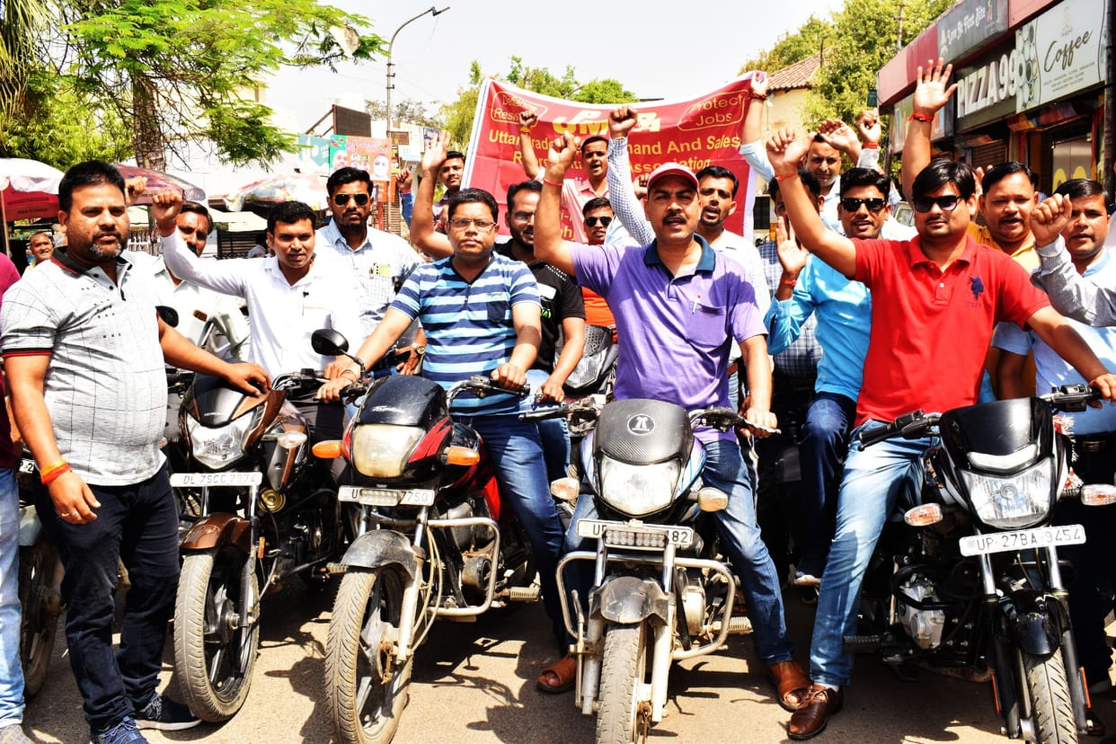 Unorganized workers and drug representatives roared on the Collectorate