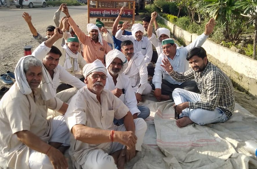 BKU workers demonstrated at the police station