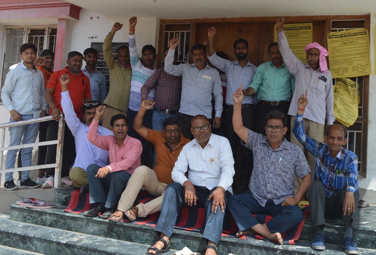 Hathras: Banks, electricity, LIC, post office workers roared on the second day too