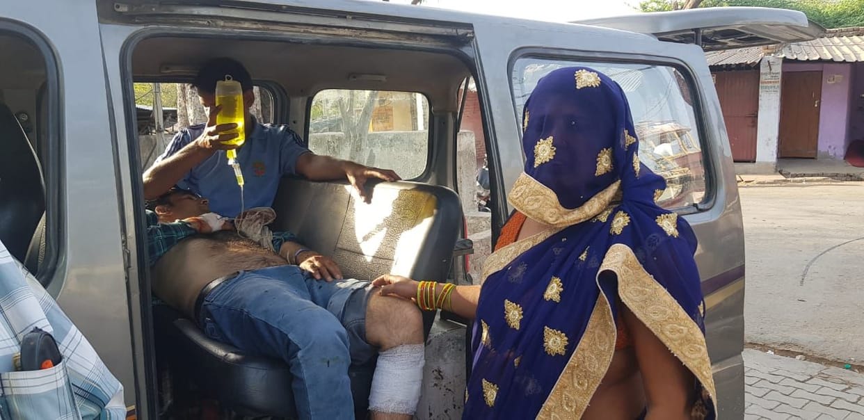 Hathras: Sticks and sticks went on two sides for digging the drain, 15 people injured