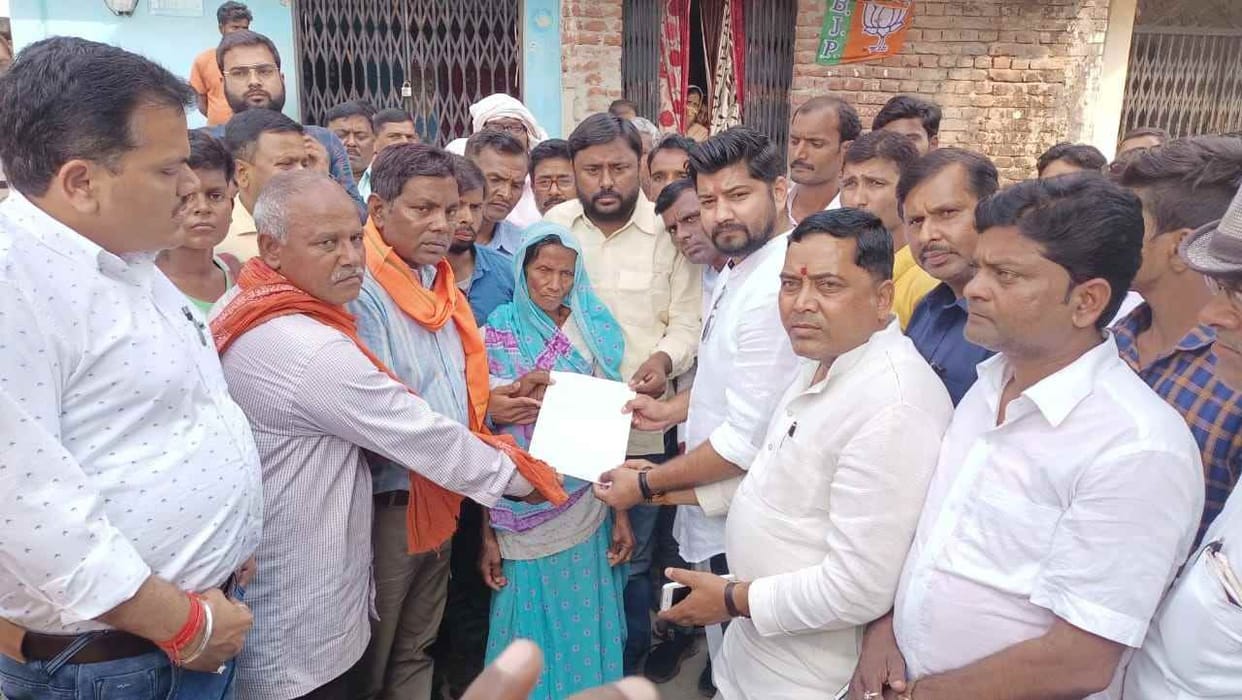 MP's representative gave two lakh assistance to Babar's family
