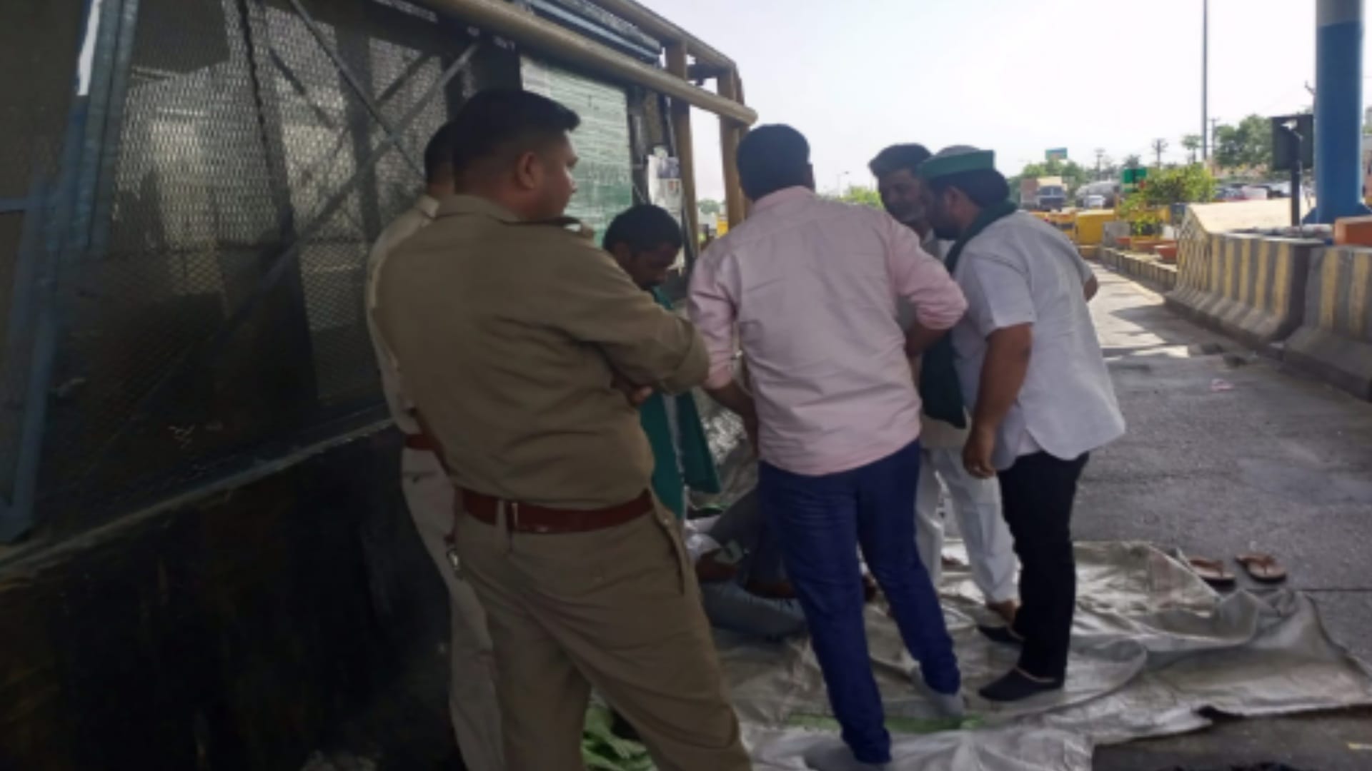 Meerut News: BKU leaders have protest on Sivaya toll plaza after arrested many of officers of bhakiyu by Muzaffarnagar police