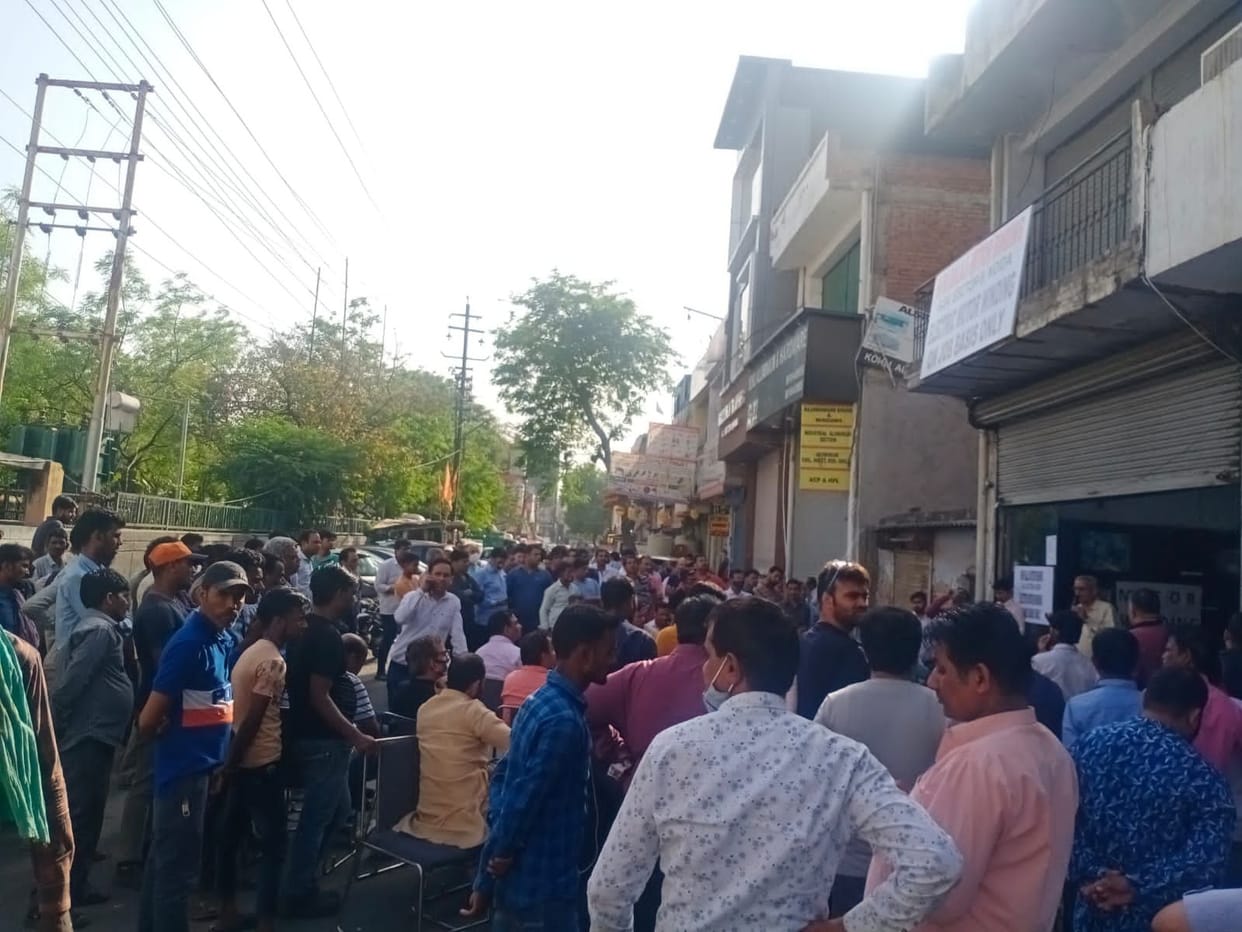 Traders came out against the sealing, closed Sector-9 market