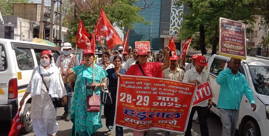 Mixed effect of strike, trouble in banks