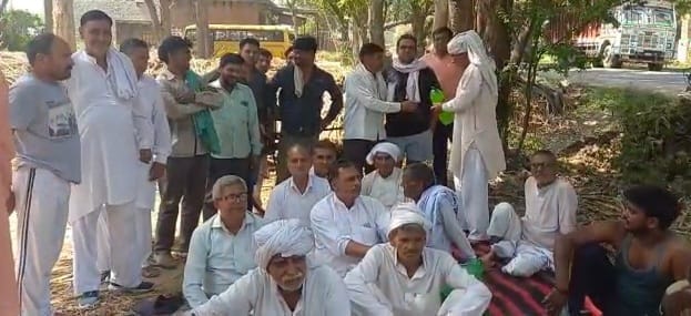 Farmers staged a sit-in for not weighing sugarcane on time